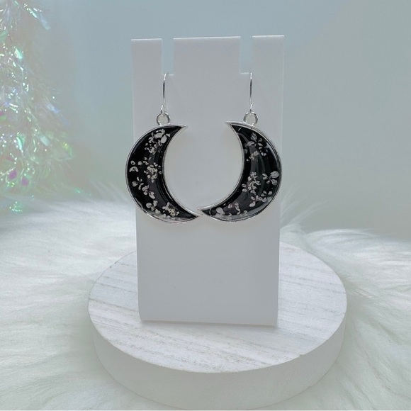 Black floral crescent moon earrings & Cresent moon Snow White beaded bracelet - Picture 4 of 5